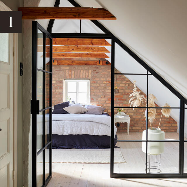 Inredd vind med glasdörrar