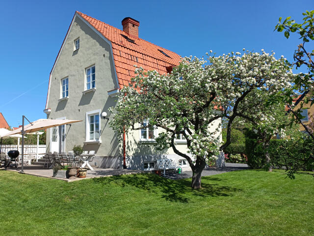 Stort hus med trädgård