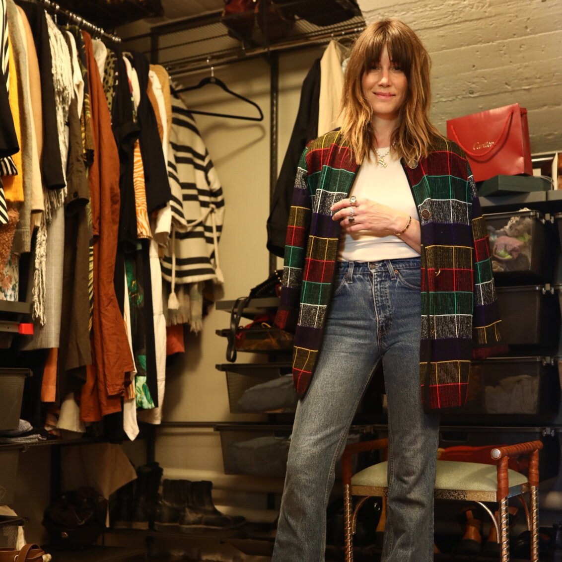 Cecilia Blankens harmaassa Classic by Elfa -säilytyskaapissa.