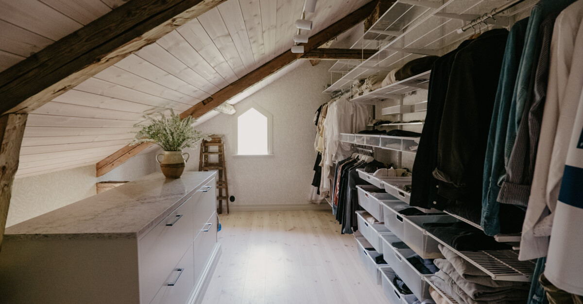 Classic by Elfa -säilytyskalusteet vinokaton alla.