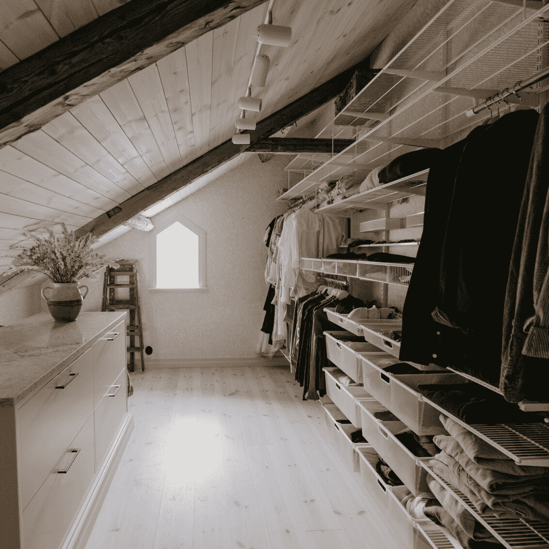 Classic by Elfa -säilytyskalusteet vinokaton alla.