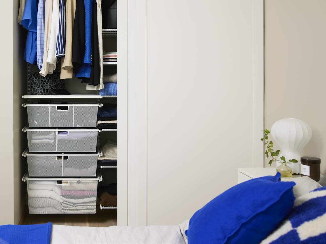 Sliding door wardrobe in bedroom