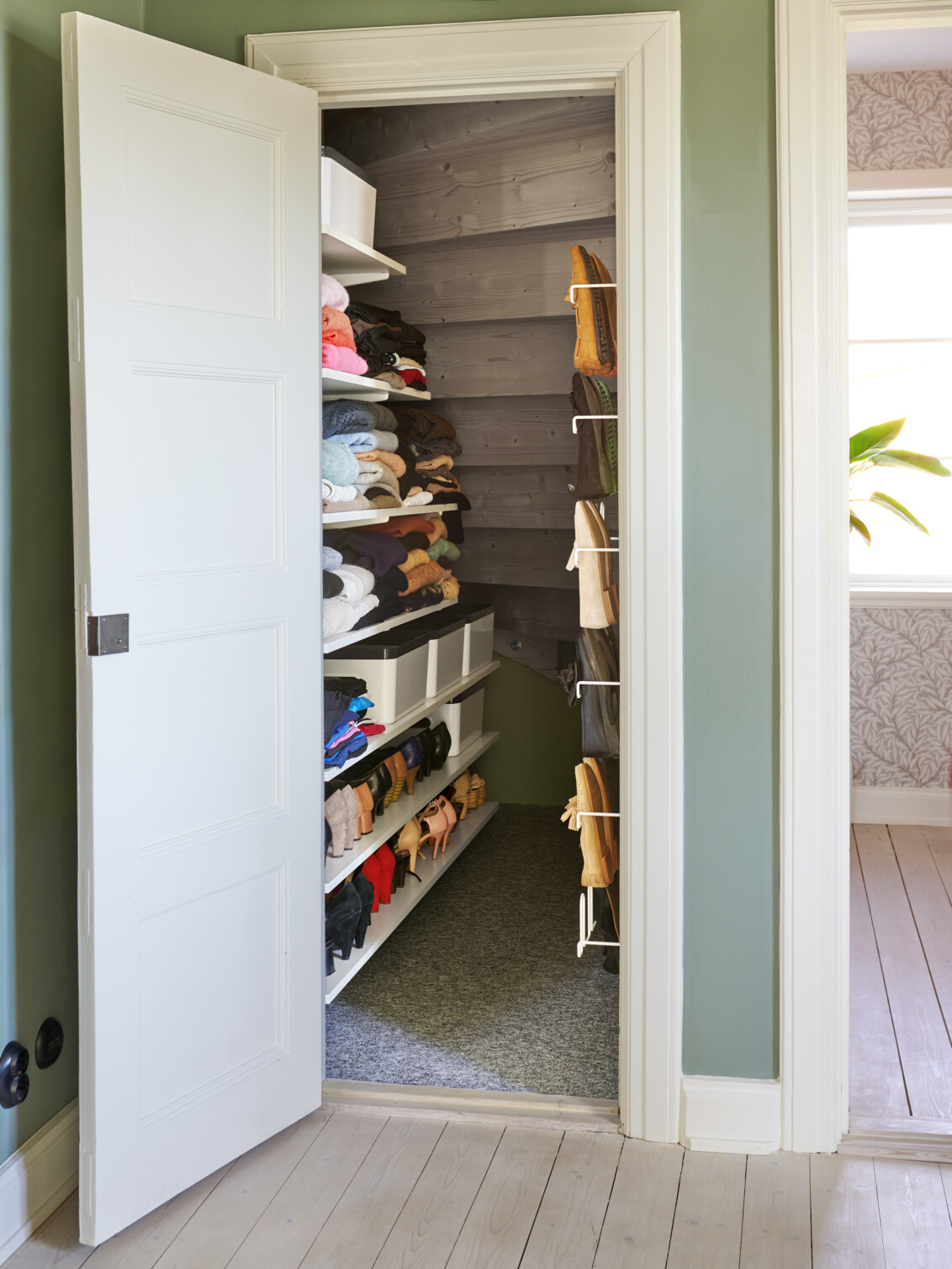 Elfan säilytyskaluste portaiden alla olevassa varastossa.