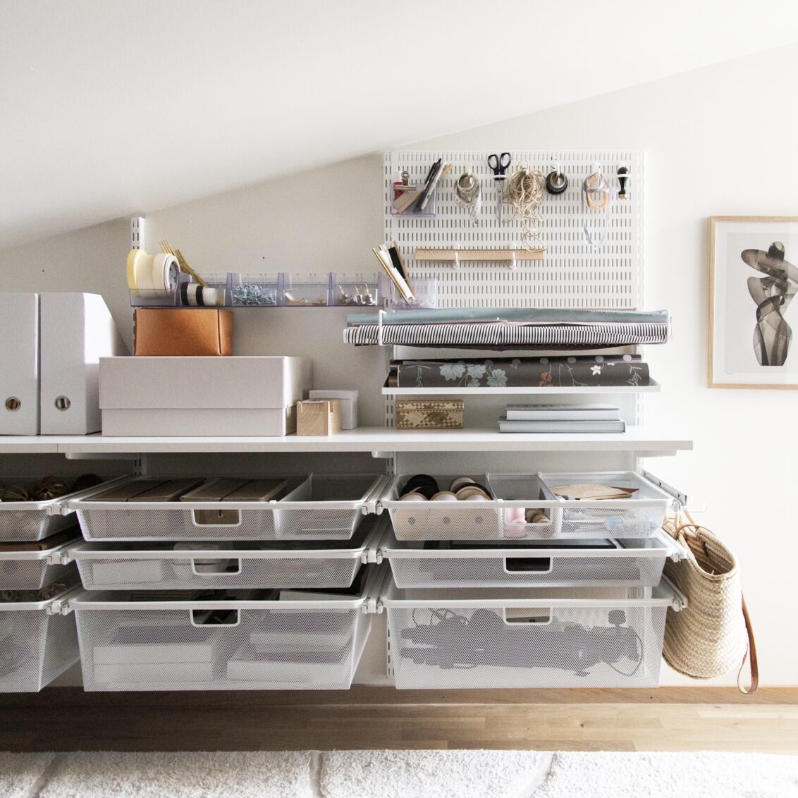 Harrastushuone, jossa on Sparring by Elfan säilytyskalusteet, säilytystaulu ja ulosvedettävät verkkokorit.