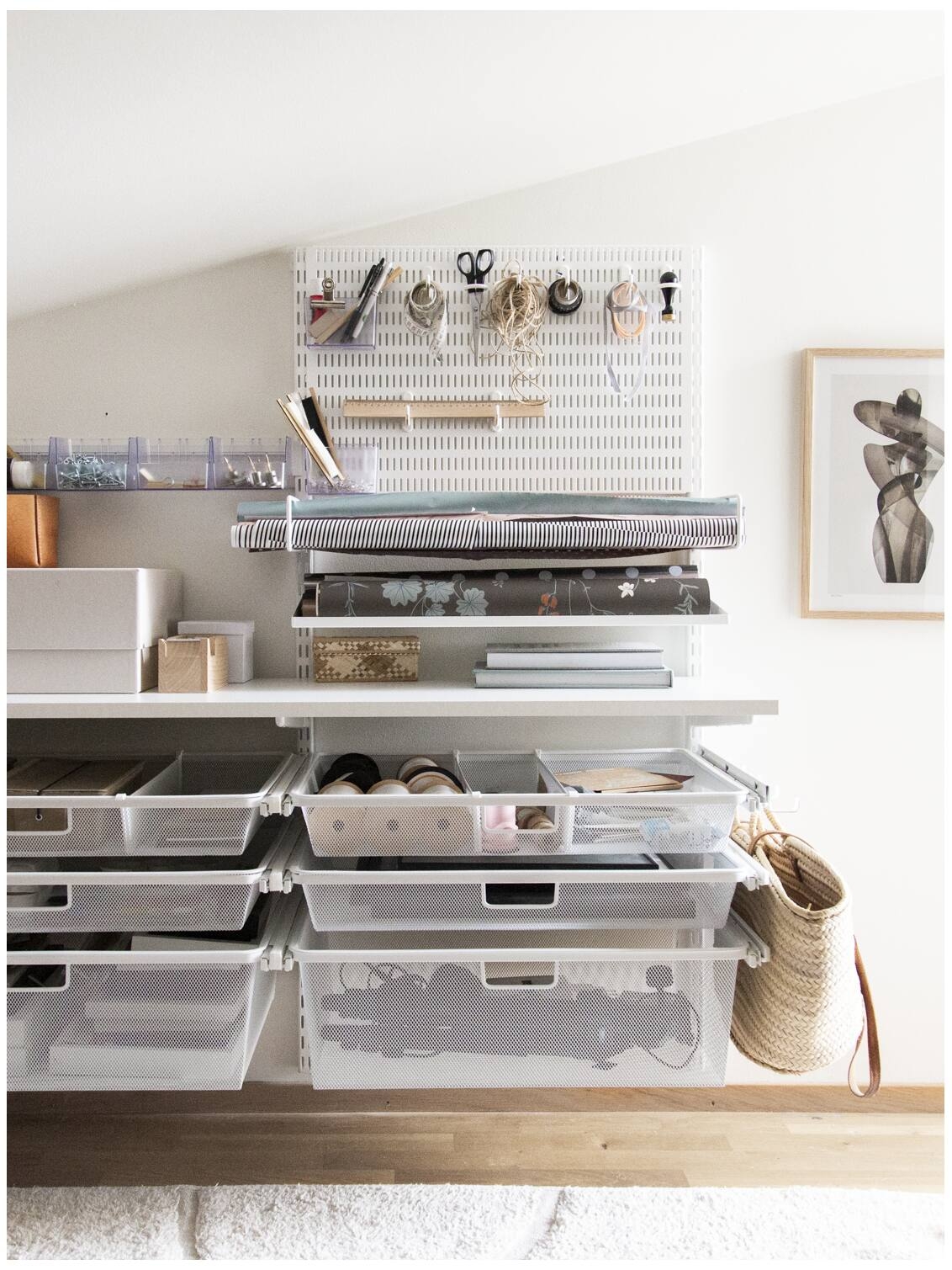 Harrastushuone, jossa on Sparring by Elfan säilytyskalusteet, säilytystaulu ja ulosvedettävät verkkokorit.