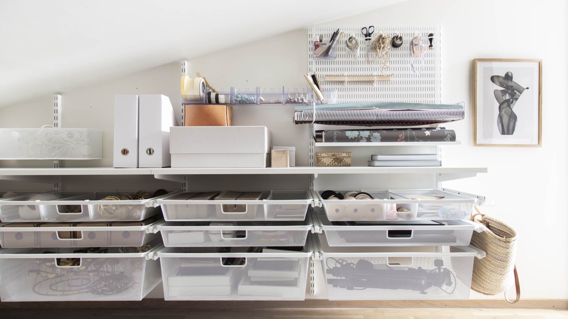 Harrastushuone, jossa on Sparring by Elfan säilytyskalusteet, säilytystaulu ja ulosvedettävät verkkokorit.