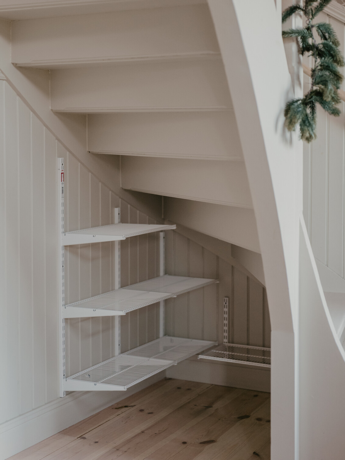 Sparring by Elfan hyllyt asennettuina portaiden alle.