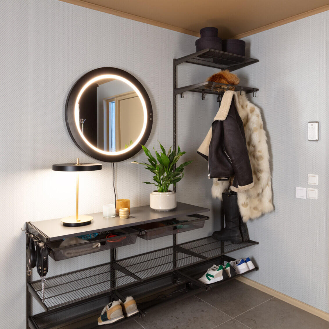 Åpen ganggarderobe fra Elfa i grått med hengende klær, sko og pyntegjenstander.