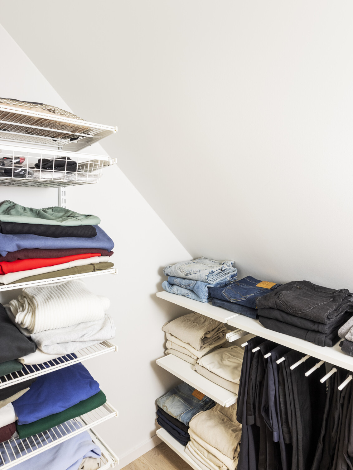 Elfan säilytyskaluste viistokatolla.