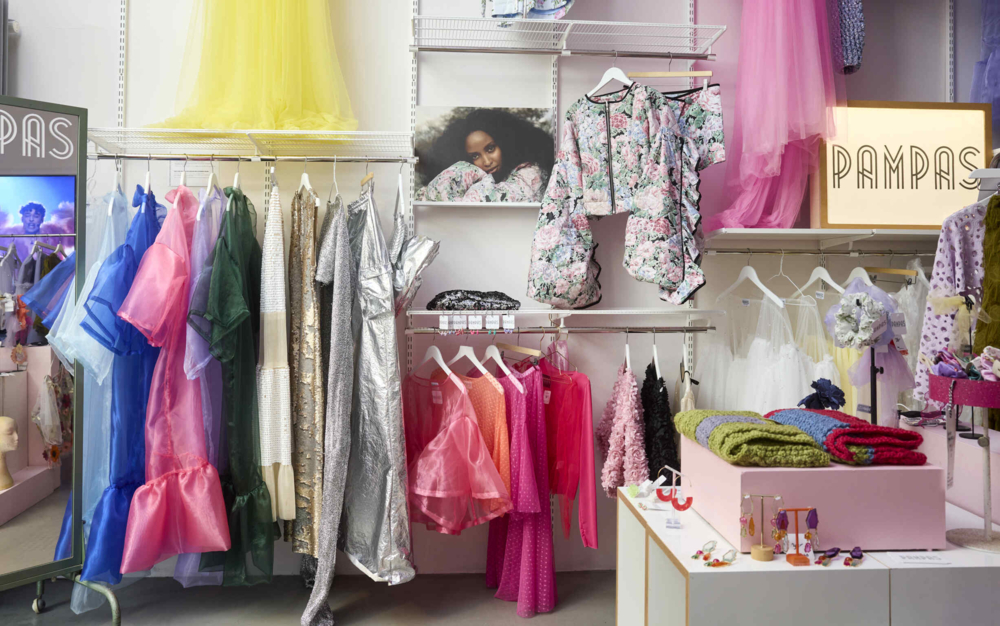 Hängande kläder från Pampas i olika färger.