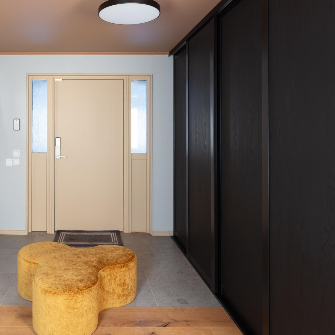 Gang med skyvedørene Grace i svart fra Elfa.