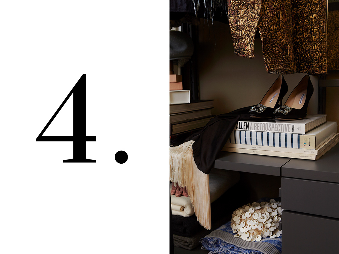 Décor+ by Elfa wardrobe in grey with books and high-heeled shoes under the hanging clothes.