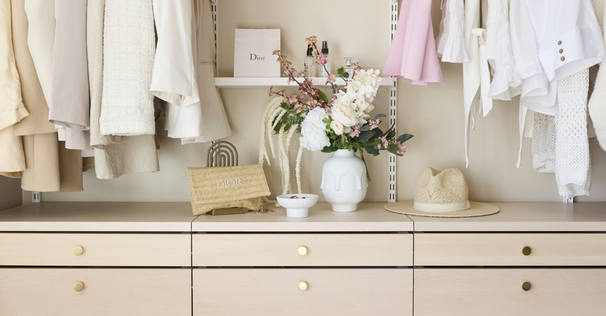 Offener Kleiderschrank von Décor+ by Elfa in Weiß und Birke.