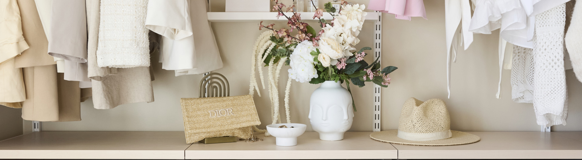 Offener Kleiderschrank von Décor+ by Elfa in Weiß und Birke.