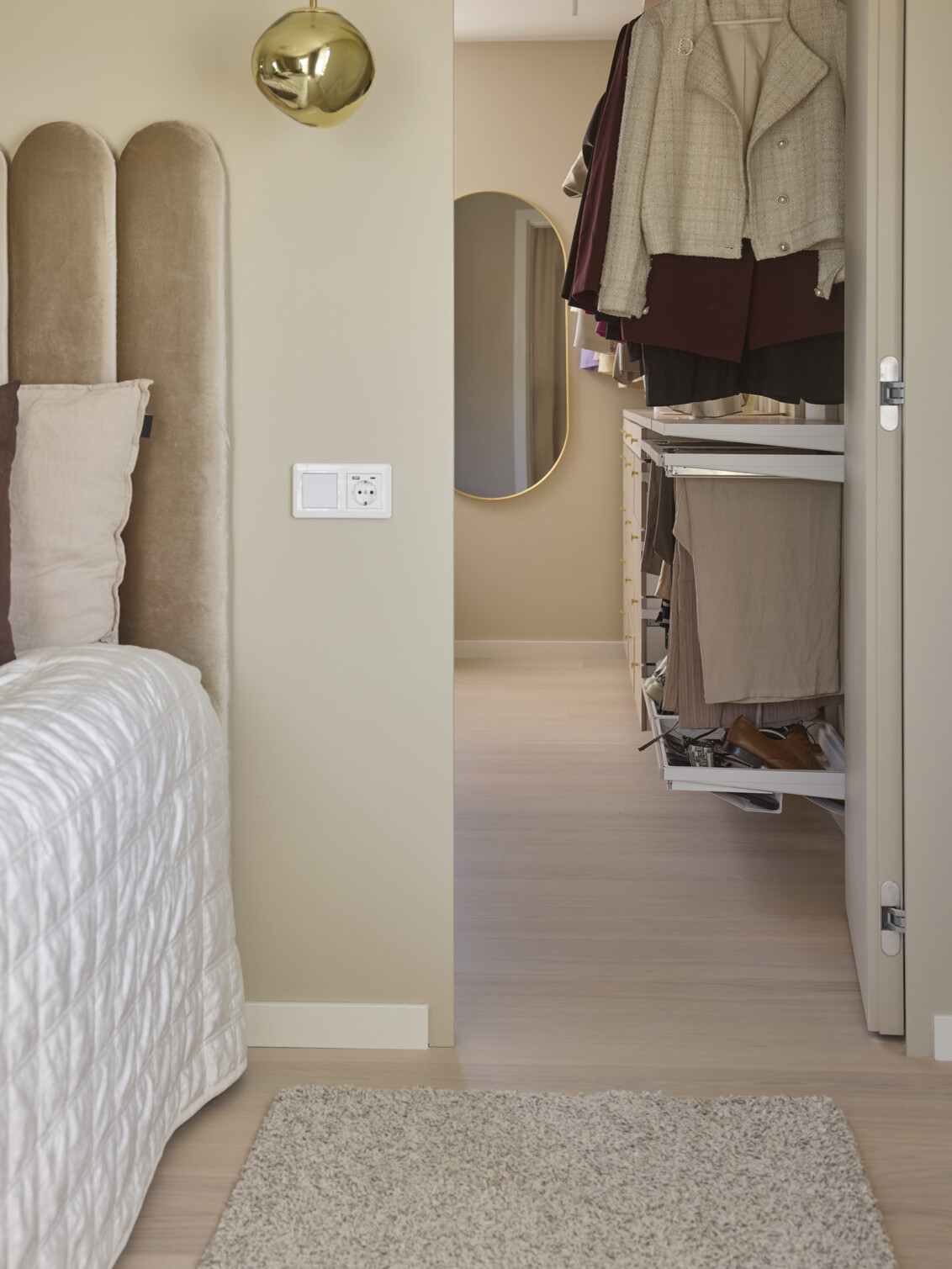Bedroom facing a walk-in closet with storage from Décor+ by Elfa in white and birch.