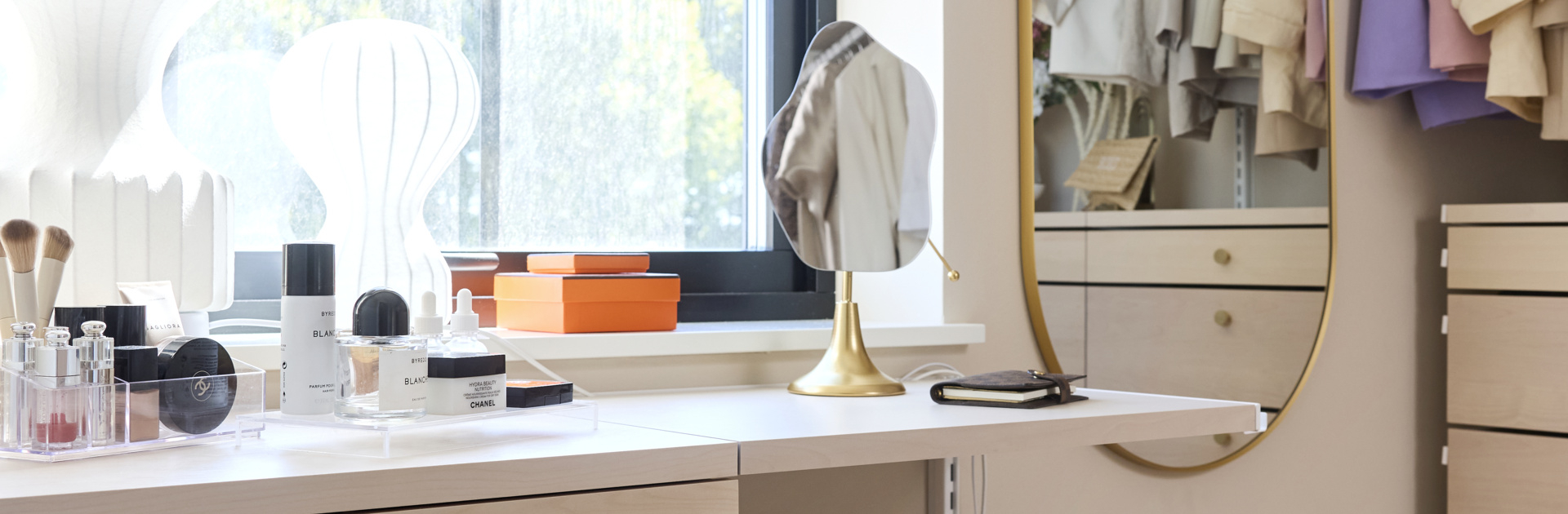 Walk-in closet with storage from Décor+ by Elfa in birch.