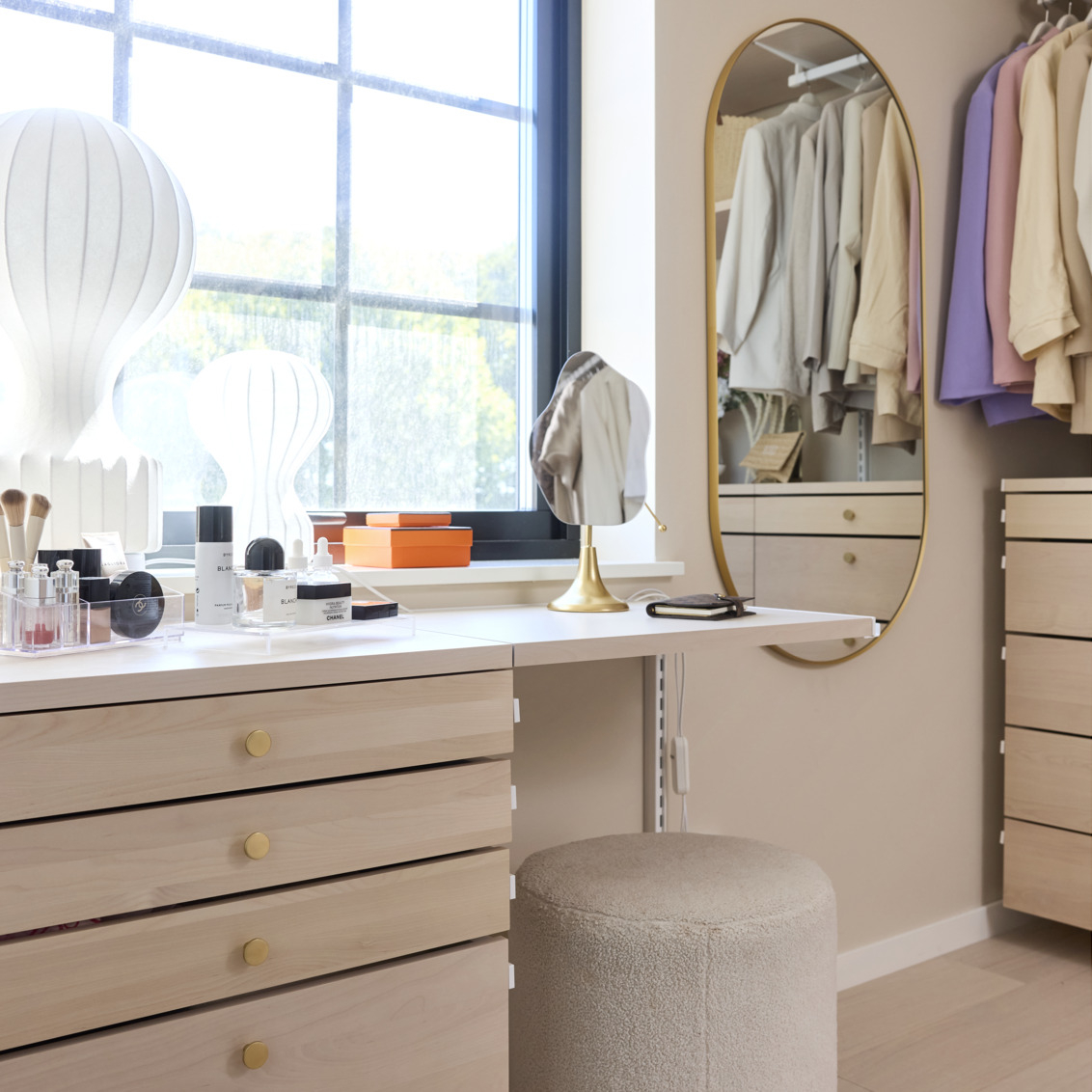Walk-in closet with storage from Décor+ by Elfa in birch.
