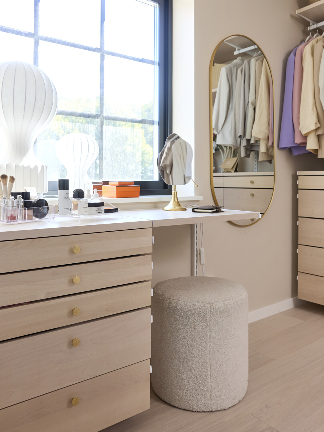 Walk-in closet with storage from Décor+ by Elfa in birch.