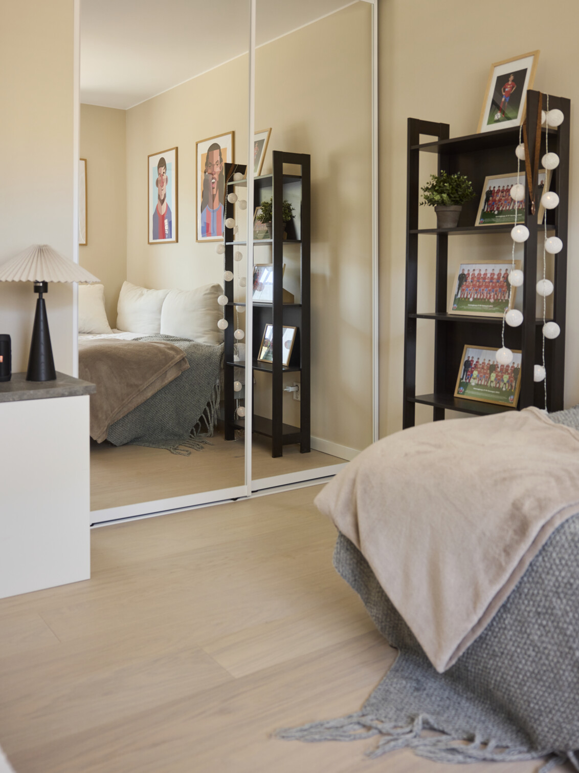 Children’s room with wardrobe from Elfa that has sliding doors with mirror.