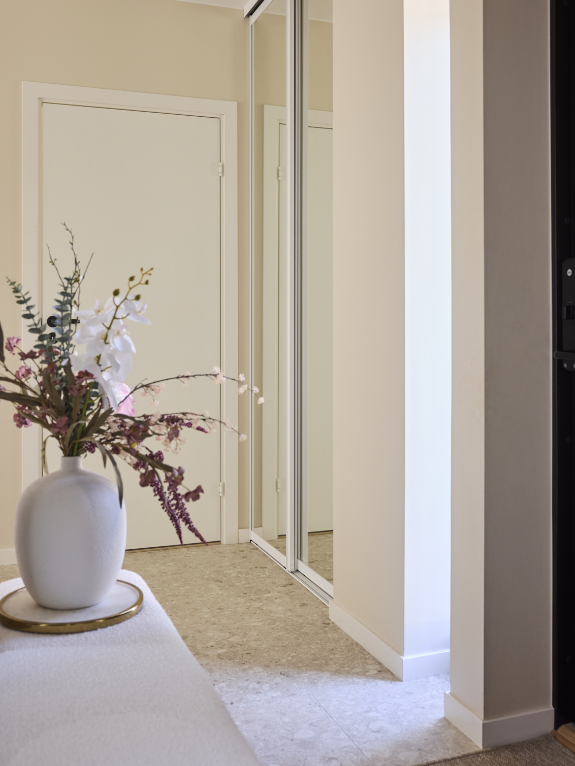 Hallway with wardrobe with sliding doors from Elfa with mirror.