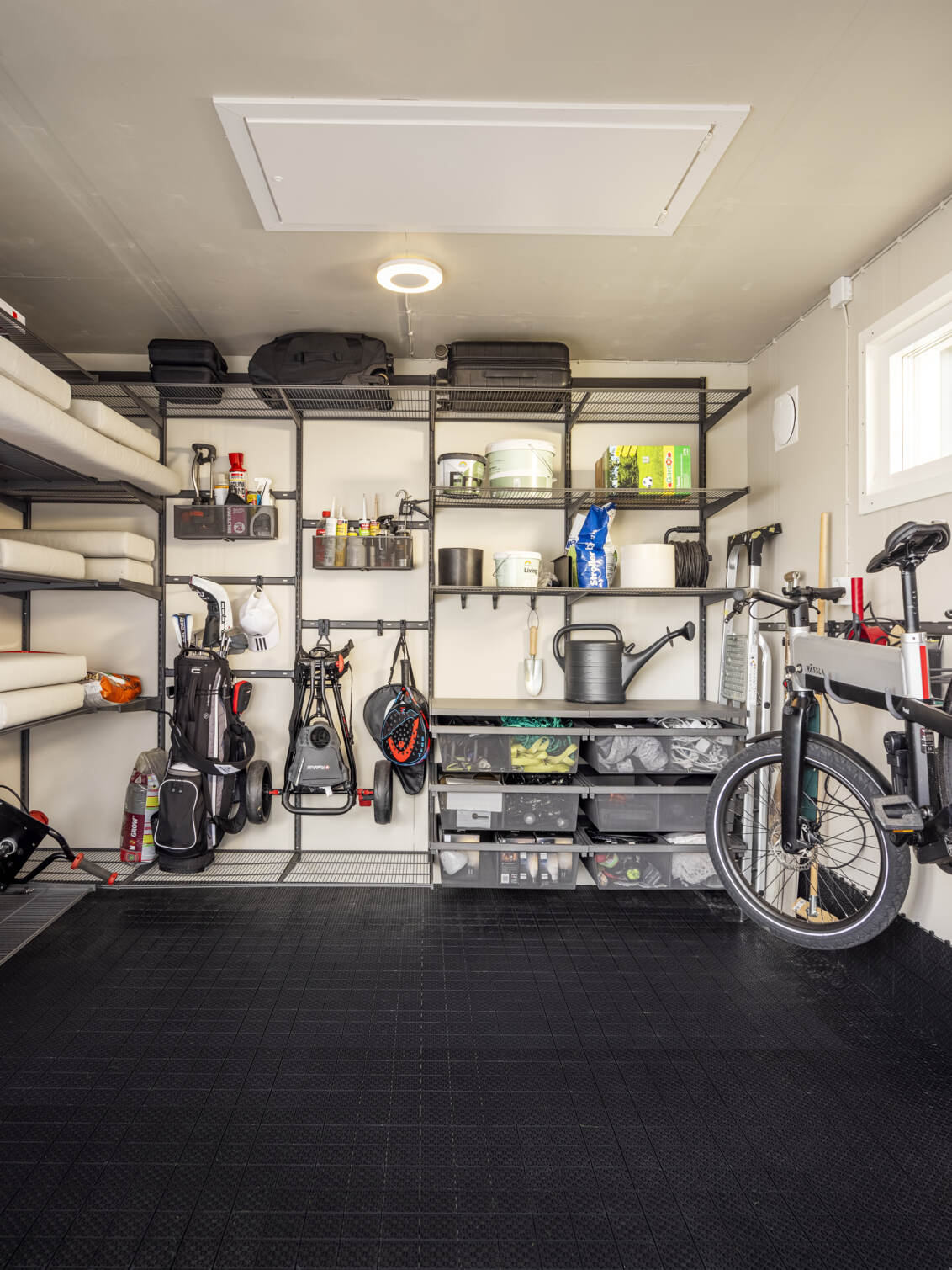 Garage with storage from Garage+ by Elfa where you can store sports equipment, garden tools and various accessories.