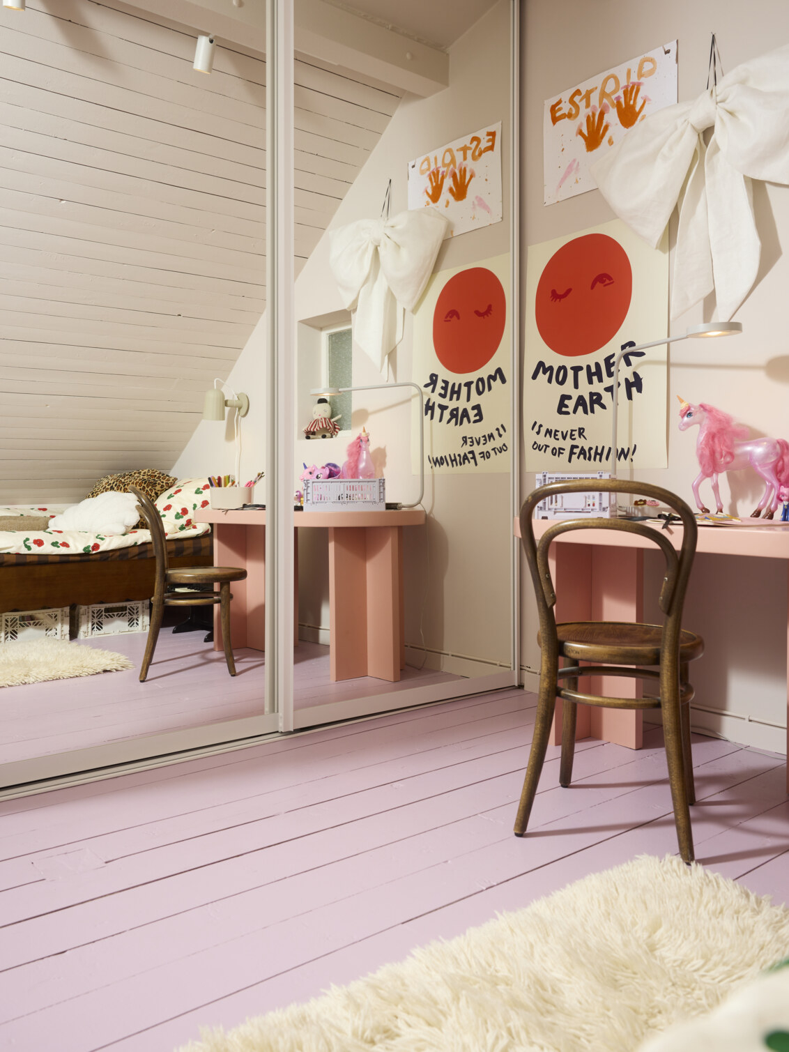 Children’s room with pink wooden floor and an Elfa wardrobe with the Vista sliding doors with mirror.