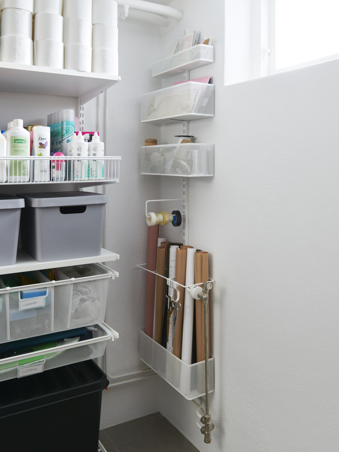 Kellarin kulma, jossa on Elfan verkkokorillinen säilytystila lahjapaperille ja askartelutarvikkeille.