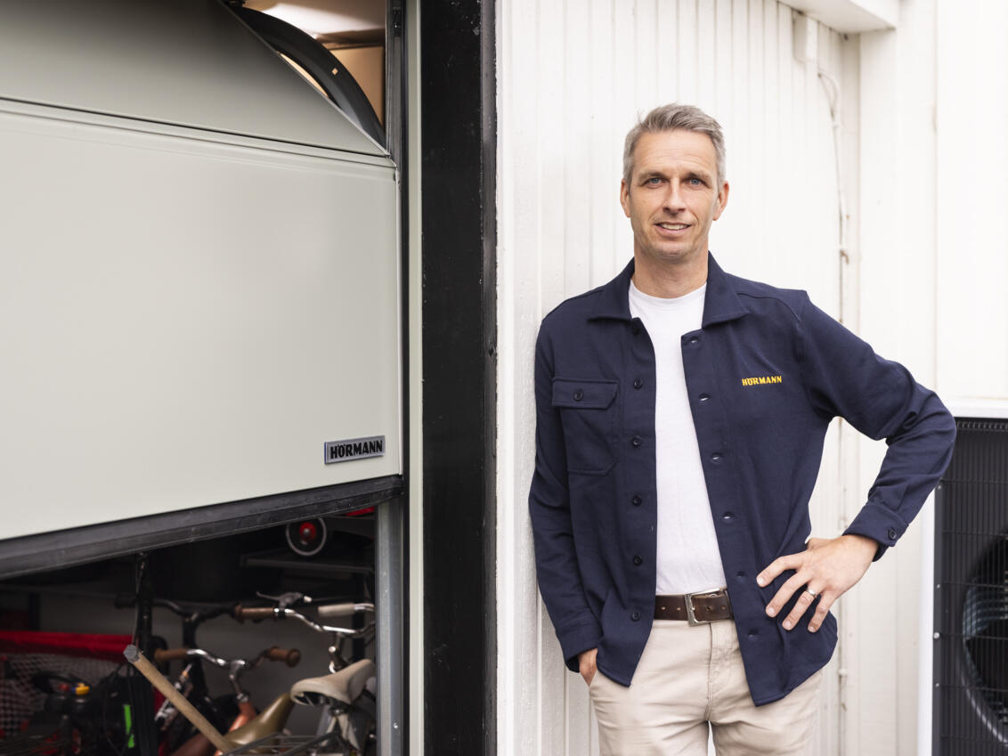 Hörmann’s Product Manager Erik Rögardt next to the new garage door.