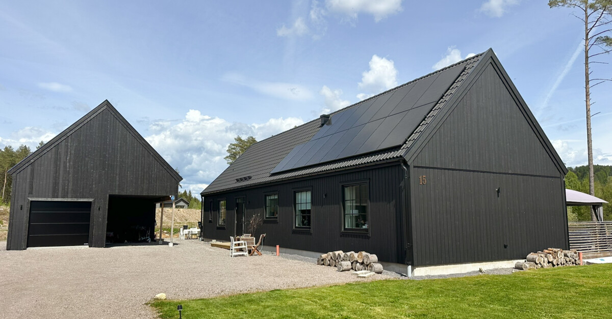 A house and a garage in black painted wood.