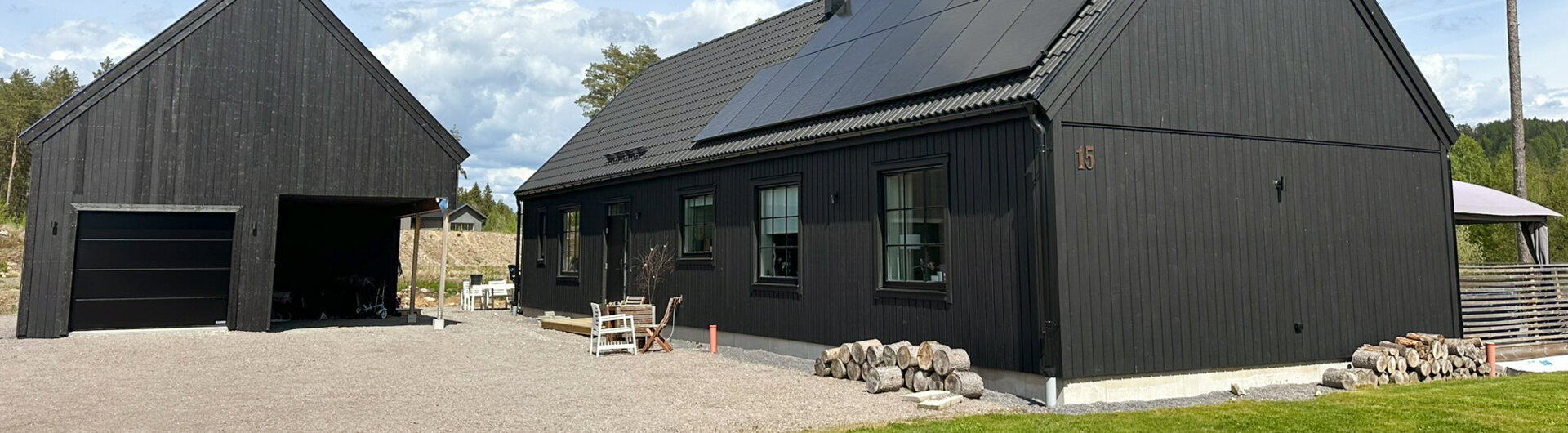 A house and a garage in black painted wood.