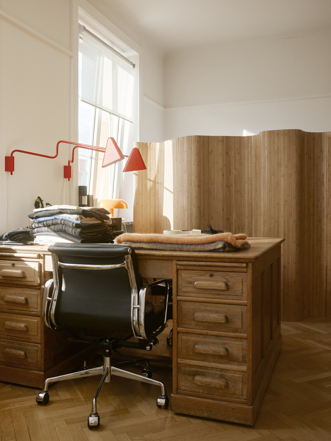 The study in Emma and Saif’s home with a desk in solid wood.