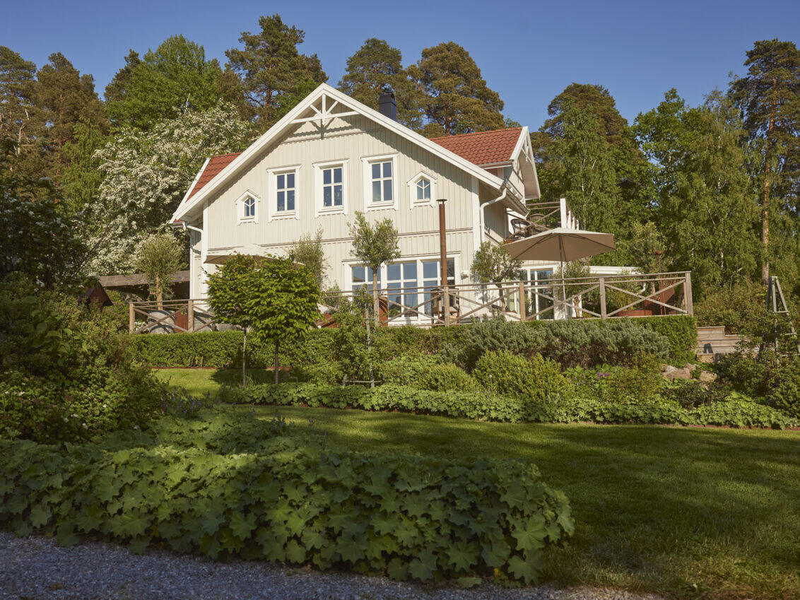 Carin’s yellow wooden house and large garden.