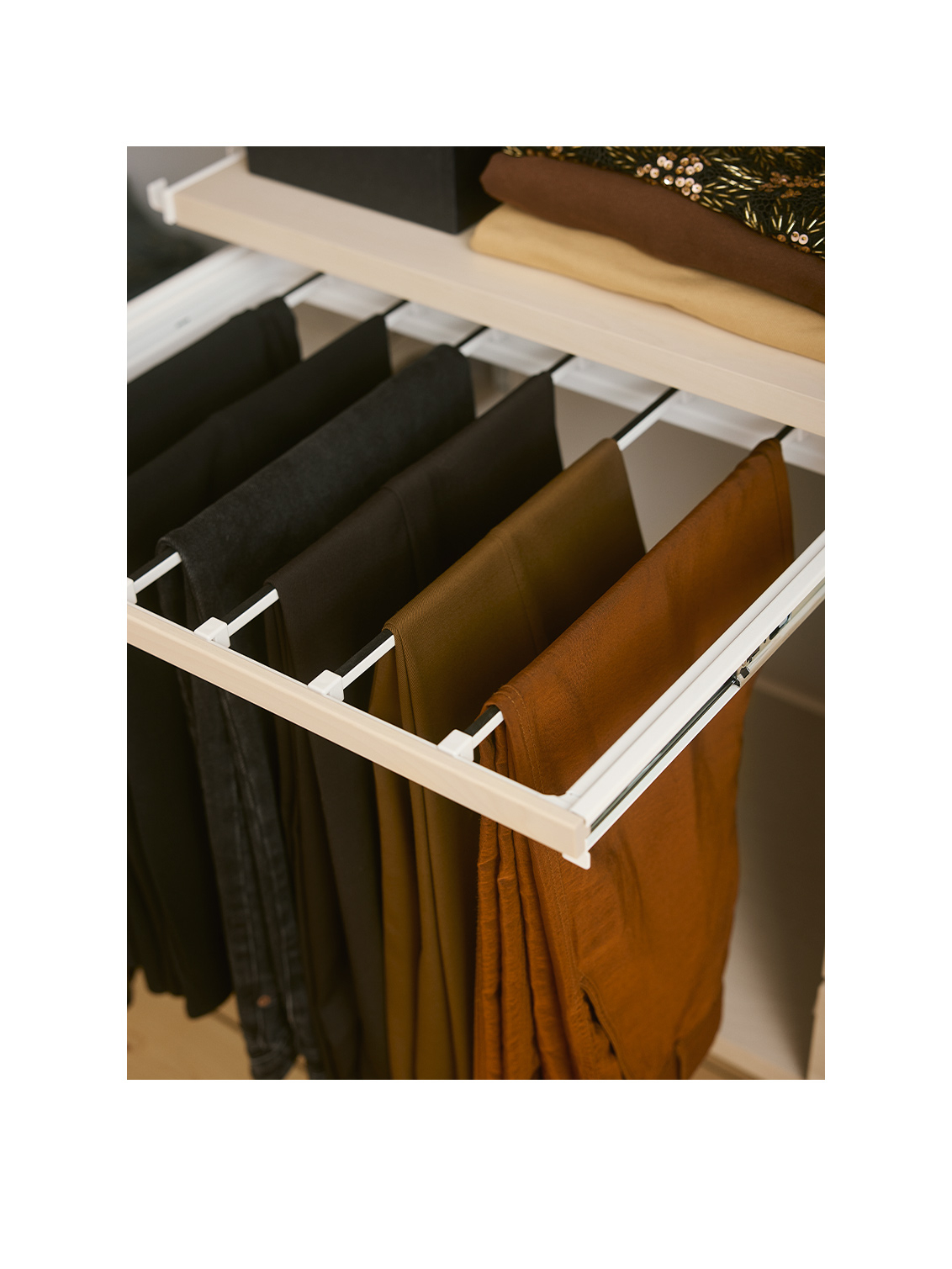 Décor+ by Elfa pant rack with trousers in brown and black.