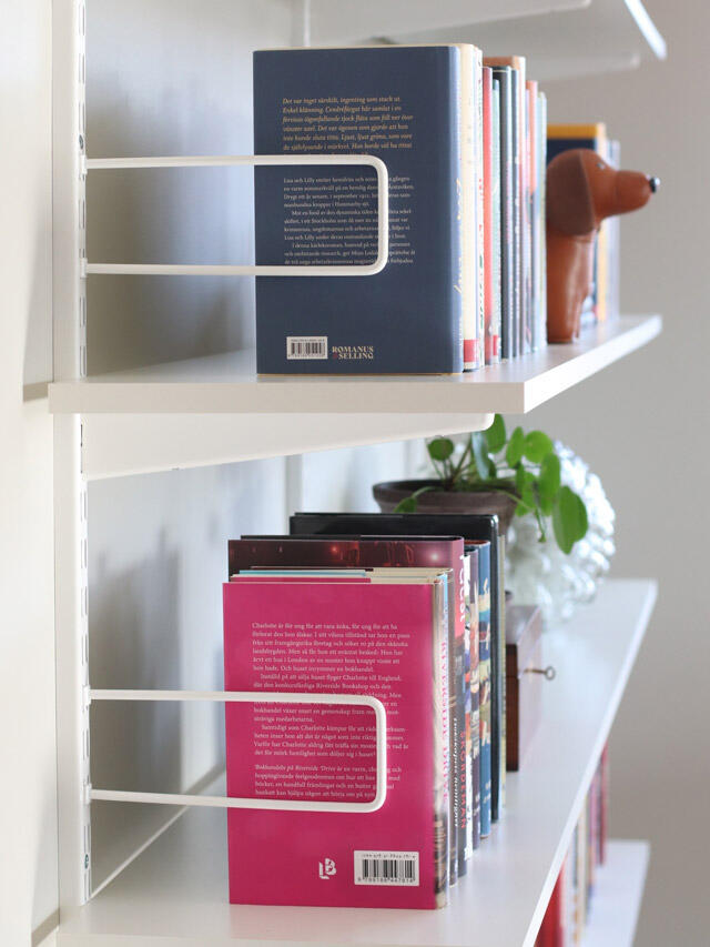 Bookcase with wall-mounted shelves with bookends
