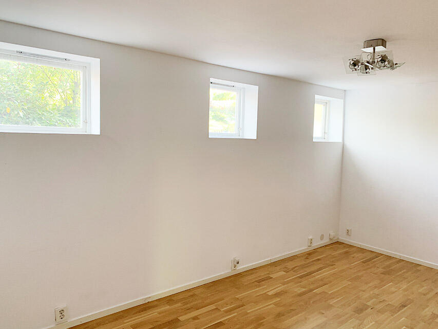 Role model for a walk-in closet: From a depressed basement room