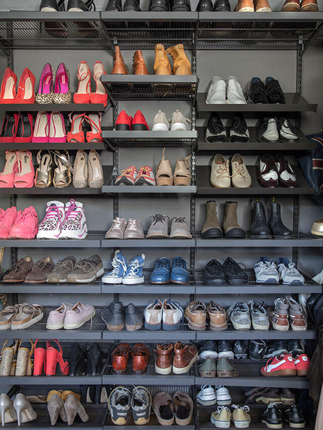 Store shoes neatly and stylishly on the sloping metal shelf and wire shelf in the colour Graphite from Elfa