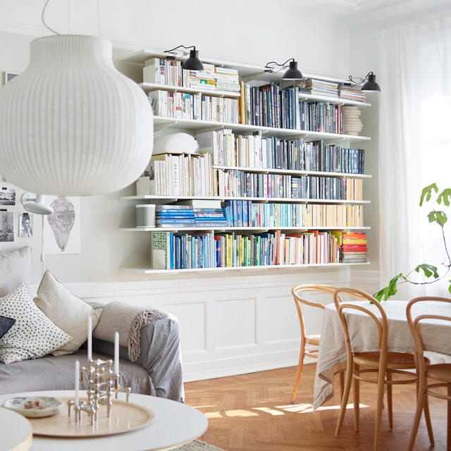 Półki na ścianie z książkami