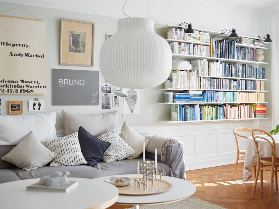 Półki na ścianie z książkami w salonie