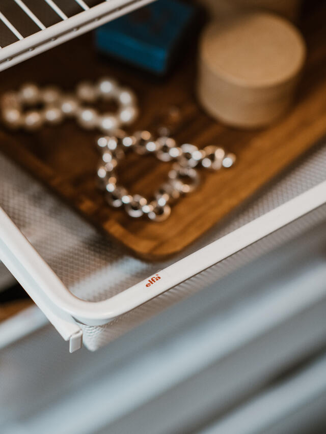 Almacenamiento de artículos pequeños en un cajón de malla