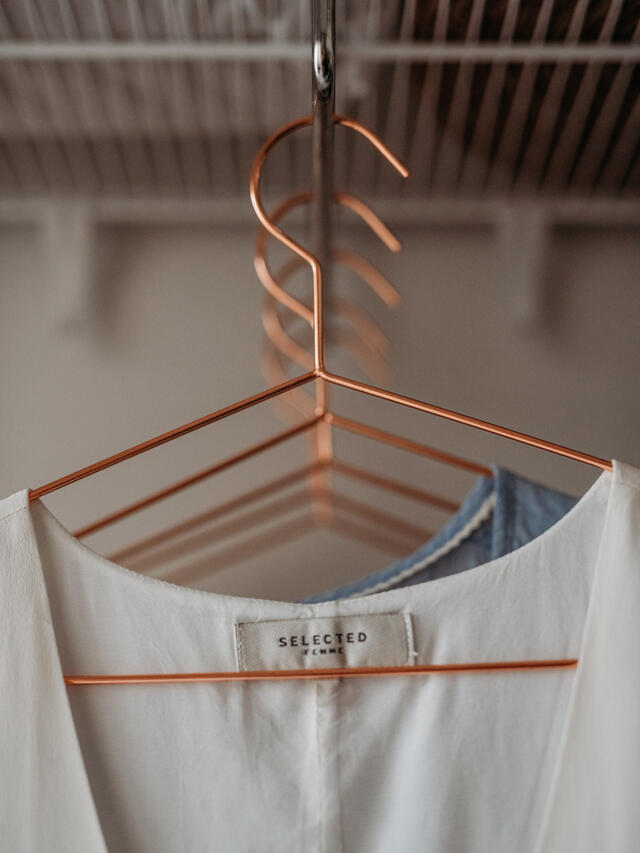 Ropa colgada en perchas