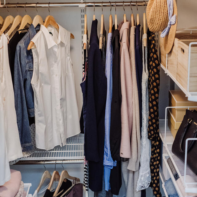 Ropa colgada dentro de un vestidor