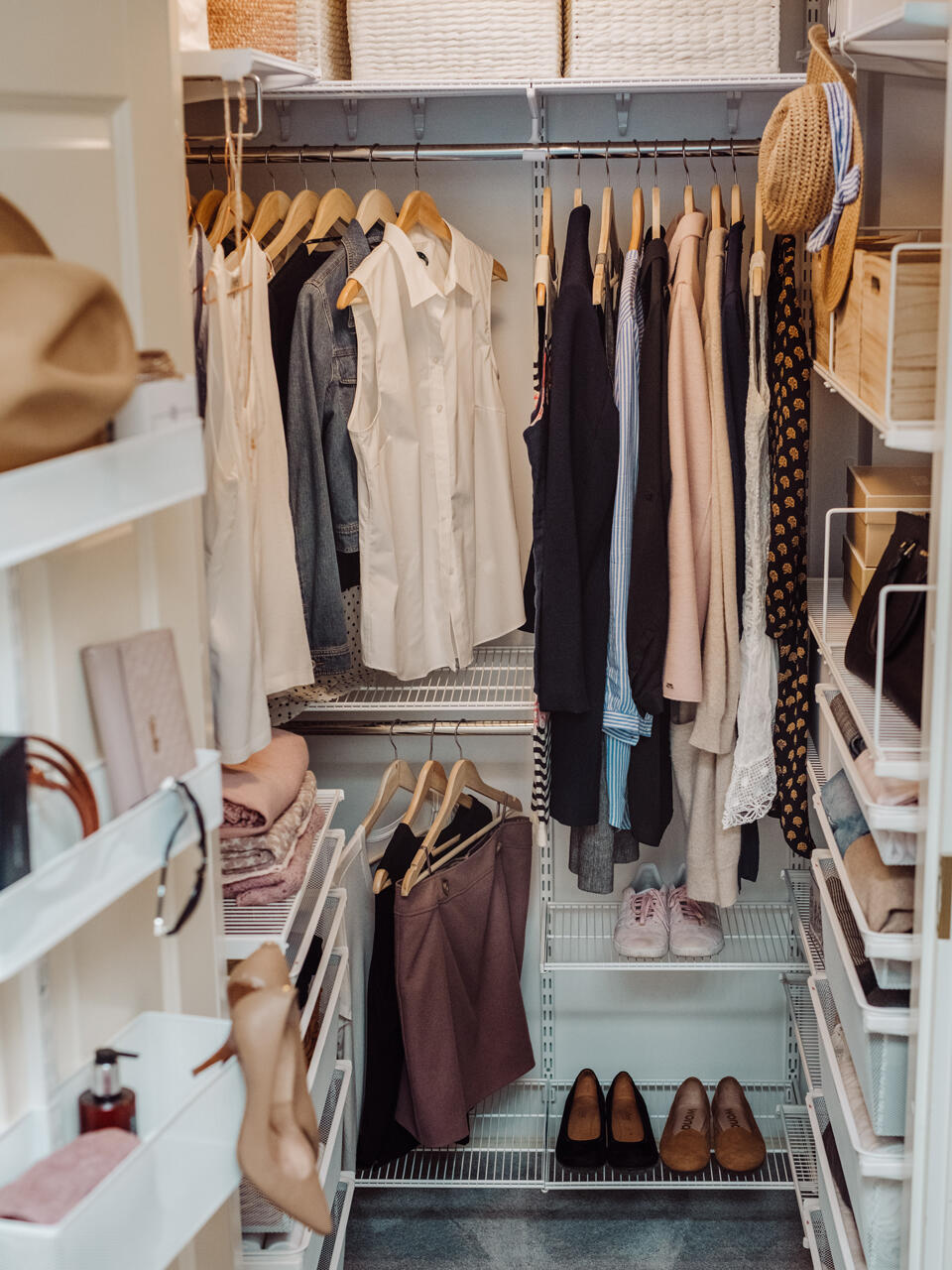 Ropa colgada dentro de un vestidor