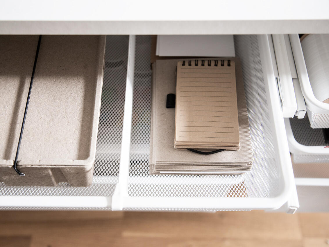 Organiza los elementos esenciales de la oficina y el papel con el marco extraíble de malla Elfa y el divisor Drawback