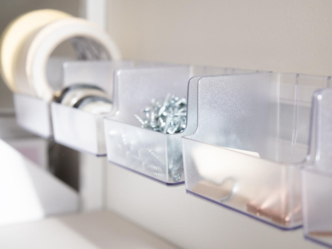 Cómodo almacenamiento de artículos pequeños con cajas transparentes que encajan en el riel de almacenamiento de Elfa