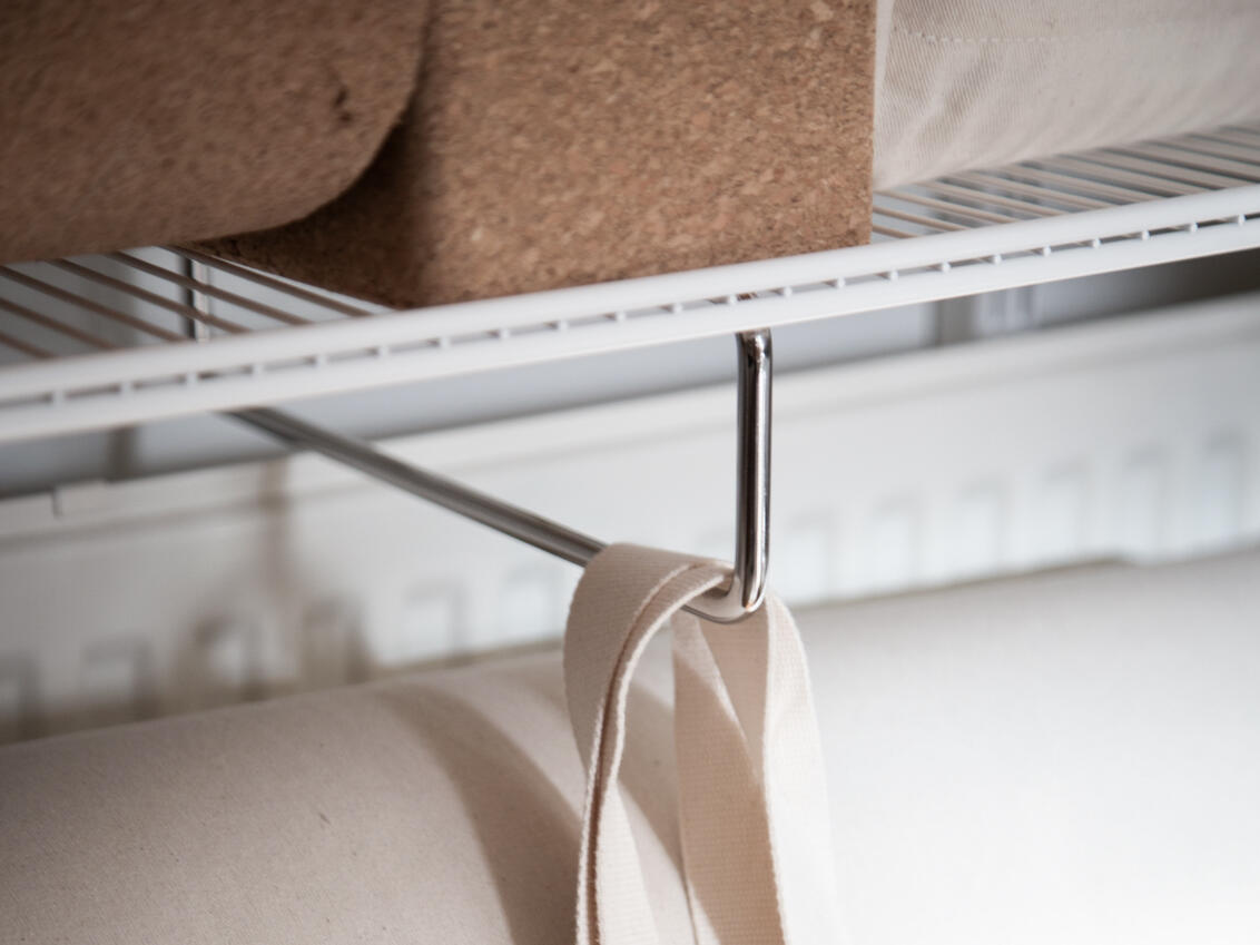 Almacenamiento de ropa que ahorra espacio con perchas delanteras que aprovechan al máximo el espacio limitado