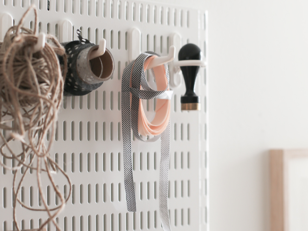 Tablero de almacenamiento con gancho largo y gancho circular para artículos de hobby y accesorios.