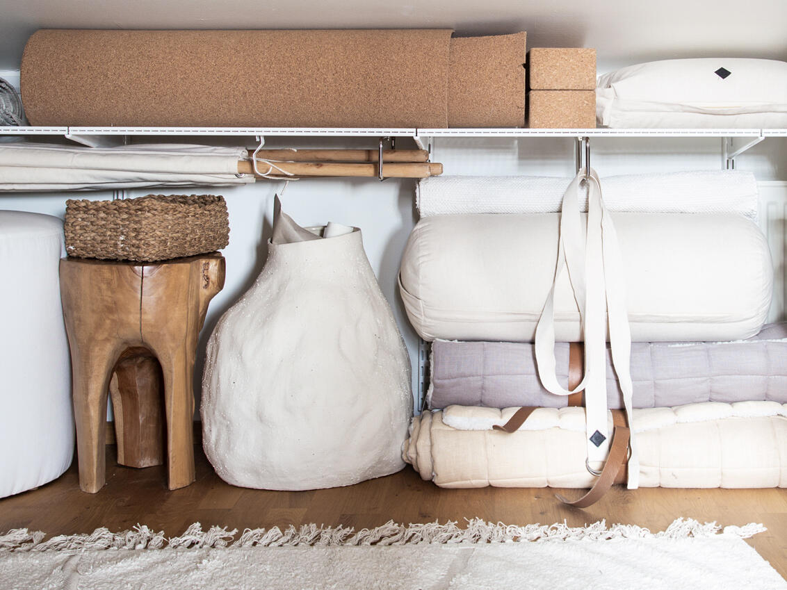 Coloque ganchos debajo de los estantes de alambre para colgar sombrillas y otros artículos voluminosos