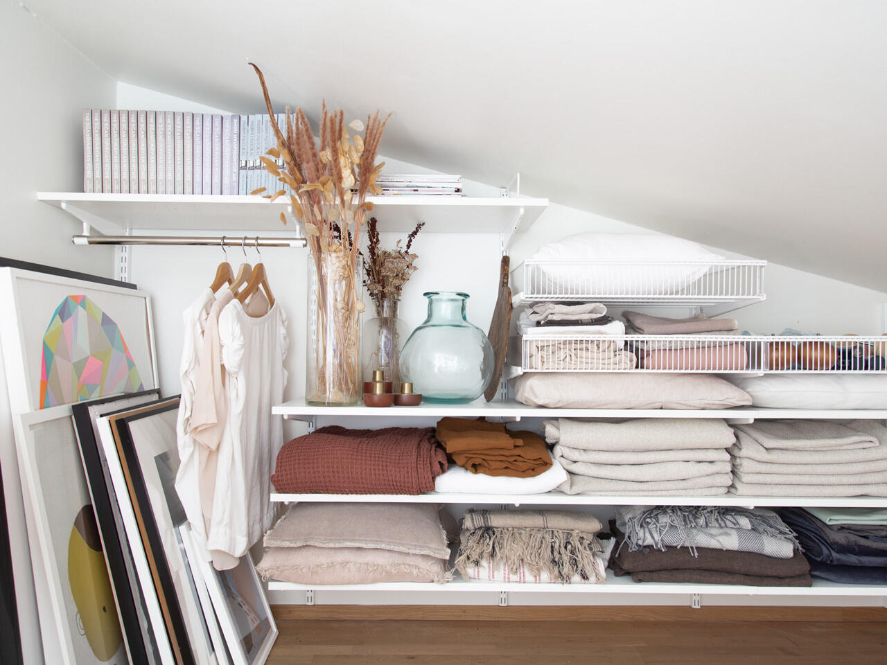 Almacenamiento organizado con Elfa: los cajones de malla brindan una visión general, los estantes estrechos evitan el caos de los dispositivos