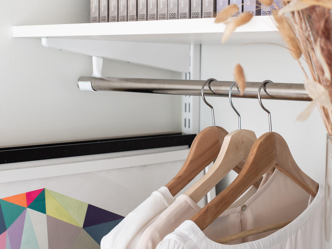 Estantería Elfa con barra de colgar y colgar ropa