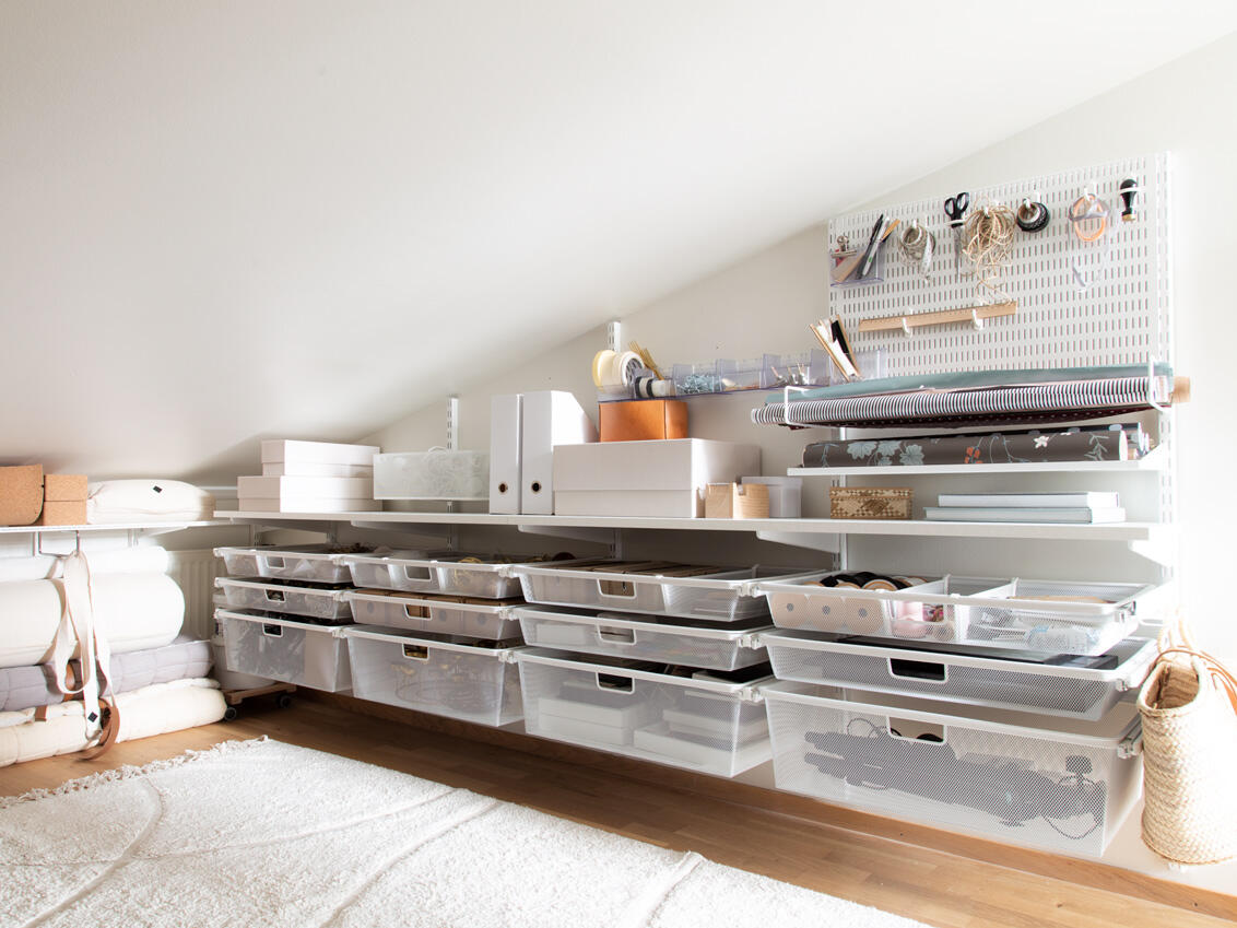 Estación de trabajo de hobby de almacenamiento en el ático Elfa con máximo orden y función